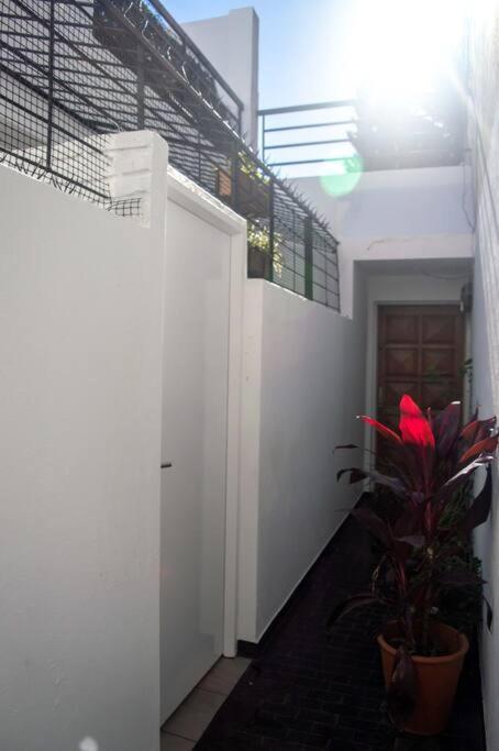 Hermoso Y Comodo Alojamiento Con Patio En Nunez بوينس آيرس المظهر الخارجي الصورة